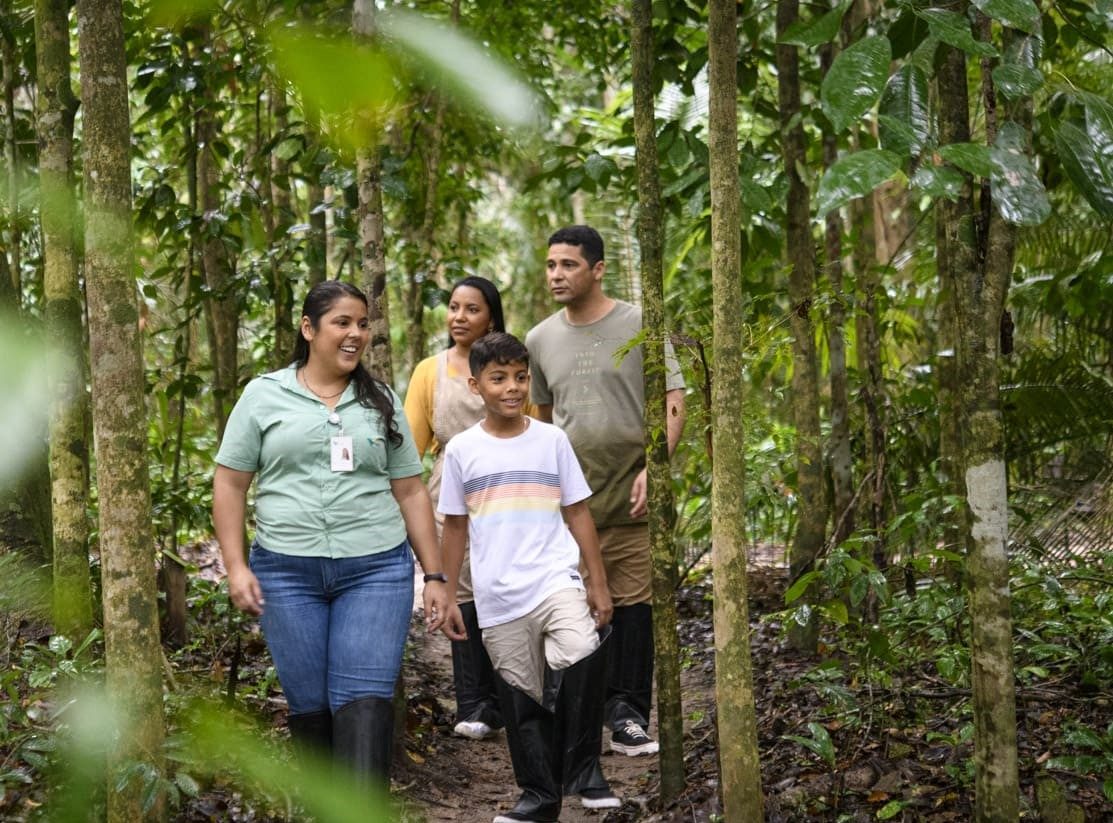 Família e profissional na mata verde