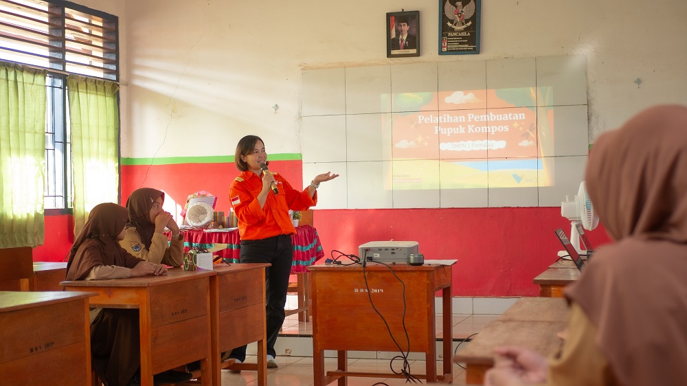 PT Vale Indonesia Tbk (PT Vale) Indonesia Growth Project (IGP) Pomalaa kembali menggelar “Vale Goes to School” ke SMPN 1 Pomalaa, Sabtu (18/5/2024). Mengangkat  tema “Membentuk Generasi Muda, Membangun Masa Depan”, kegiatan ini berfokus pada sosialisasi pengolahan sampah dan pembuatan pupuk kompos kepada para siswa.