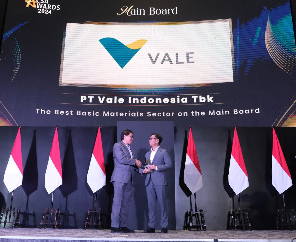 Sebagai salah satu perusahaan nikel yang berkelanjutan, PT Vale Indonesia Tbk (PTVI), bagian dari holding Mining Industry Indonesia (MIND ID) kembali meraih penghargaan The Best Basic Materials Sector on the Main Board dalam CSA Awards 2024. Penghargaan ini, yang berlangsung di Main Hall Bursa Efek Indonesia, Jakarta, adalah bukti nyata atas keunggulan PTVI dalam profitabilitas, transparansi pemegang saham, likuiditas saham, manajemen risiko, serta penerapan tata kelola dan standar ESG (Environmental, Social, Governance) yang kokoh.