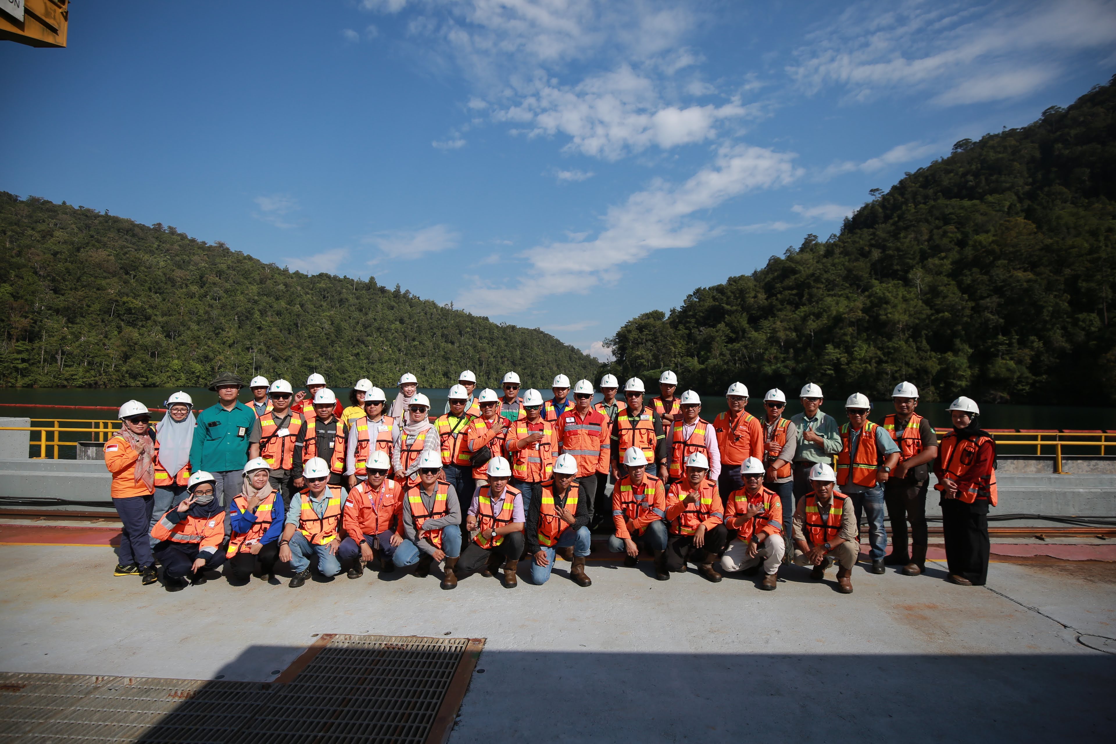 Industri pertambangan saat ini dihadapkan pada tantangan untuk menyeimbangkan efisiensi operasional dengan tanggung jawab sosial. Di tengah perhatian global terhadap kelestarian lingkungan, penerapan Good Mining Practices (GMP) yang mencakup pengelolaan sumber daya, perlindungan lingkungan, keselamatan kerja, dan kontribusi sosial menjadi sangat penting. Sebagai salah satu perusahaan yang telah menerapkan GMP di Indonesia, PT Vale Indonesia Tbk (PT  Vale) yang merupakan bagian dari grup MIND.ID menerima kunjungan Forum Kepala Teknik Tambang (F-KTT) Sulawesi Tengah (Sulteng) di PTVI Blok Sorowako, Rabu dan Kamis (23-24/10/2024).  