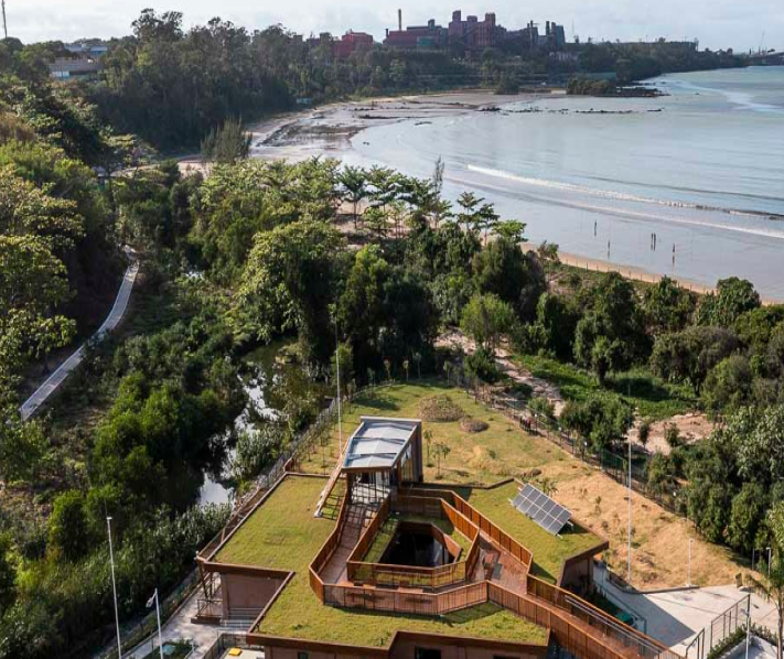 Parque localizado abaixo de mata verde e praia