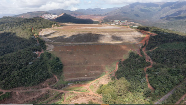 Imagem aérea da barragem de Campo Grande. Há uma área de vegetação ao redor e a área de barragem ao centro da imagem.