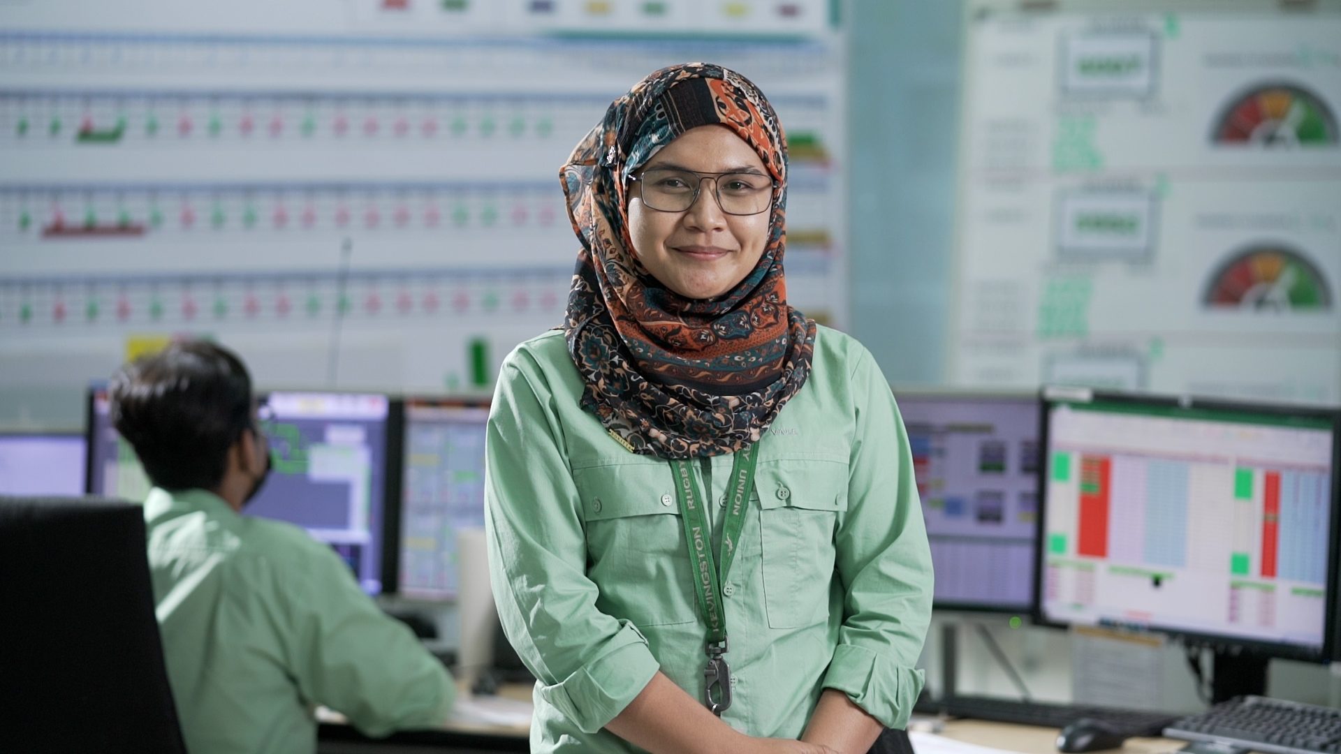 Imagem of a Vale's employee. She wears a patterned scarf covering her hair and neck