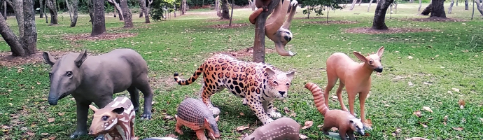 In a garden, there are several sculptures of animals from the Atlantic Forest, such as sloths, jaguars and anteaters.