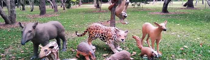 Em um jardim, há diversas esculturas de animais da mata atlântica, como bicho preguiça, onça pintada e tamanduá.