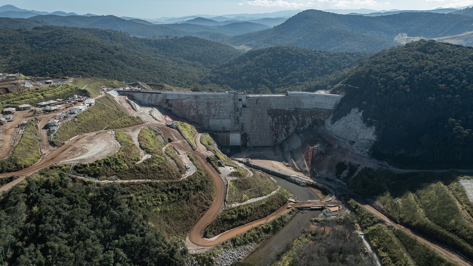 Montanha com pedras e árvores ao fundo