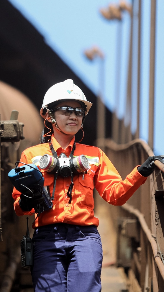 Employee wearing Vale uniform, helmet, gloves and goggles.