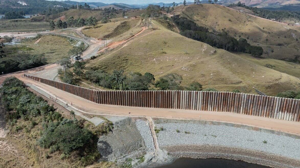 Cerca cruzando área verde montanhosa