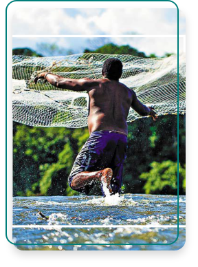Homem estende rede de pesca sobre rio.