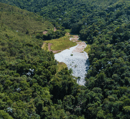 Barragem sendo descaracterizada e com vegetação ao redor.