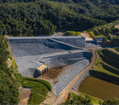 Construção de estruturas de contenção em barragem que será eliminada.