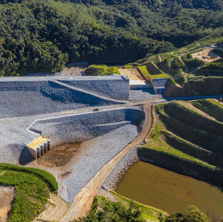 Construção de estruturas de contenção em barragem que será eliminada.