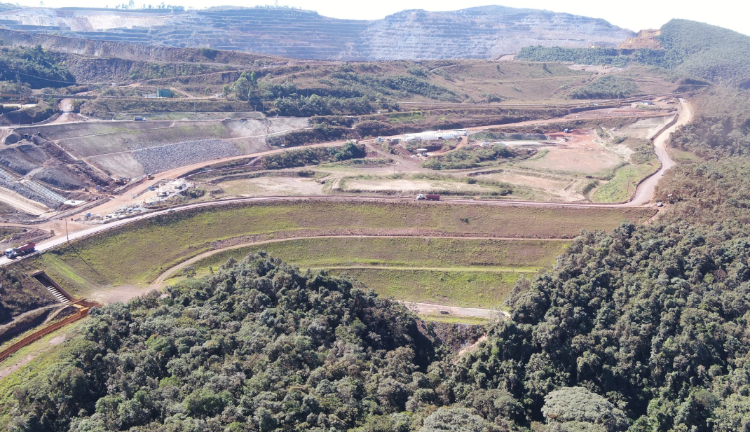 Foto aérea de do Dique B, mostrando a natureza ao redor.