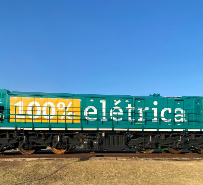 Locomotiva da Vale. Ela é verde e tem a frase “10% elétrica” escrita na lataria.