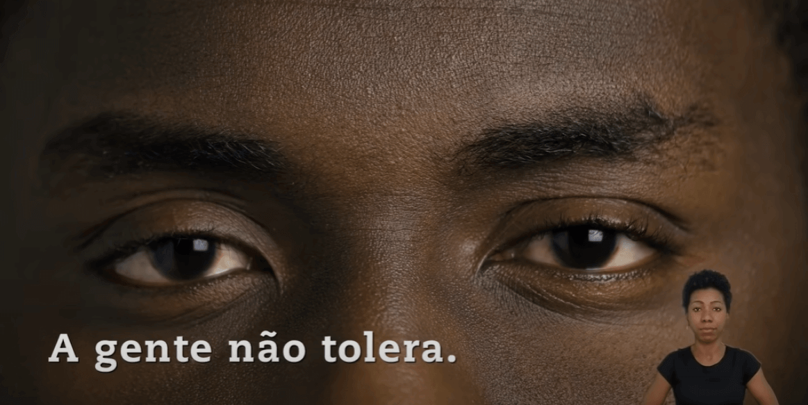Imagem de um close dos olhos de uma pessoa negra. Na frente está a frase "a gente não tolera"