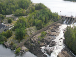 Foto da pequena central hidrelétrica Big Eddy com uma estrutura de concreto e água.