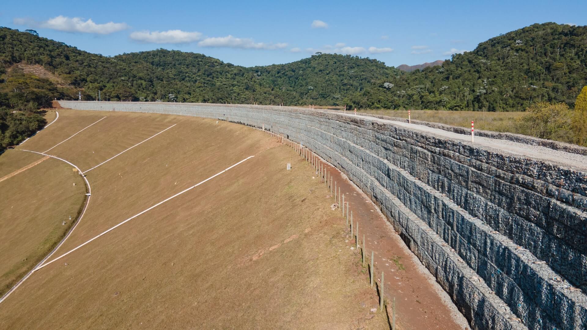 Barragem cercada por vegetação