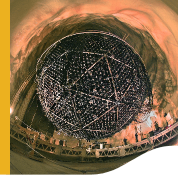 Grande esfera de metal pendurada em um local subterrâneo.