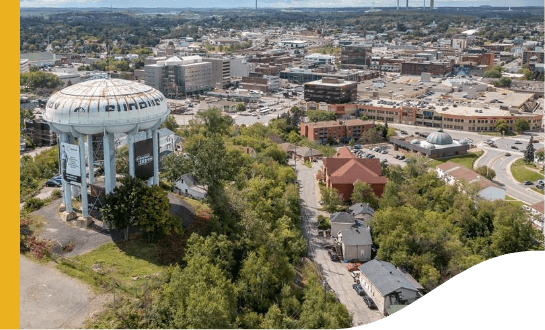 Vista de Sudbury. Há diversas casas e construções e muito espaço arborizado