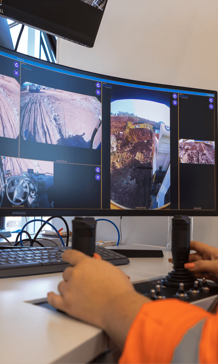 Tela de computador exibindo imagens das câmeras das operações de eliminação das barragens