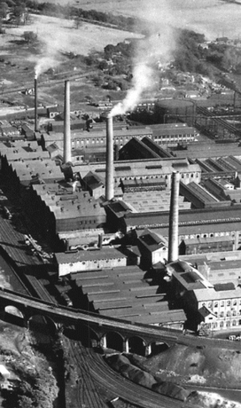 Uma vista panorâmica, em preto e branco, das operações de Clydach no passado